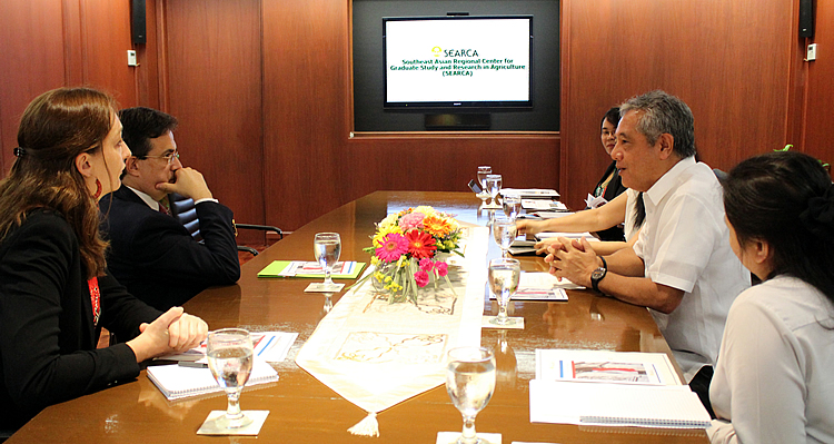 Dr. Saguiguit briefs Ambassador Mathou about SEARCA’s programs.