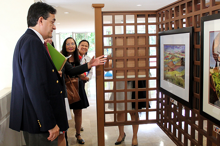 Ambassador Mathou selects a photo keepsake from the gallery of winners of SEARCA’s annual photo contest. 