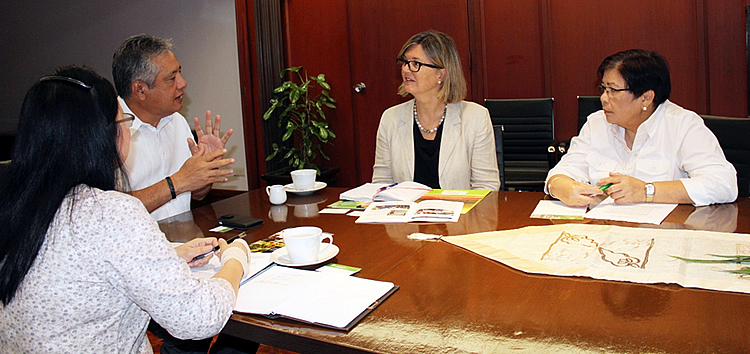 Dr. Saguiguit (second from left) relates to Ms. Mellissa Wood (second from right), ACIAR General Manager for Global Programs, SEARCA’s research collaboration with ACIAR spanning two decades. Looking on are Dr. Bessie M. Burgos (leftmost), SEARCA Program Head for Research and Development, and Ms. Cecilia O. Honrado, Country of ACIAR in the Philippines.