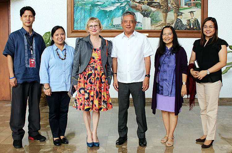 Dr. Gil C. Saguiguit, Jr. (third from right), SEARCA Director, warmly receives Her Excellency Ms. Amanda Gorely (third from left), Ambassador of Australia to the Philippines  during her visit to SEARCA. Joining Dr. Saguiguit in welcoming the Ambassador were Dr. Maria Cristeta N. Cuaresma (second from left), Program Head for Graduate Education and Institutional Development; Dr. Maria Celeste H. Cadiz (second from right), Program Head for Knowledge Management; and Mr. Henry M. Custodio  (leftmost), Program Specialist, Research and Development; and Ms. Nancy L. De Leon (rightmost), Program Specialist, Project Development and Technical Services (PDTS).