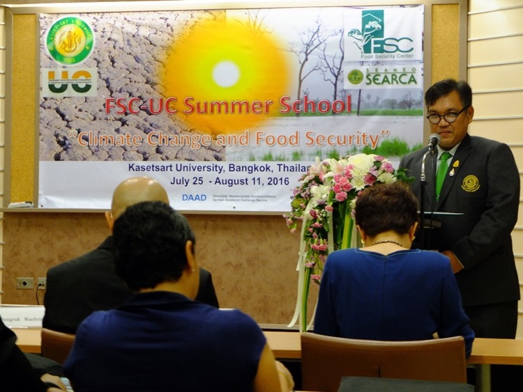 Dr. Chongrak welcomes participants to Kasetsart University