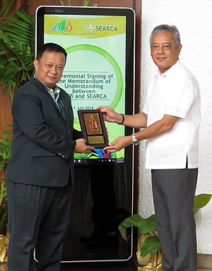 SEARCA Director Dr. Gil C. Saguiguit, Jr. (right) presenting institutional token to ACB Executive Director Atty. Roberto V. Oliva.