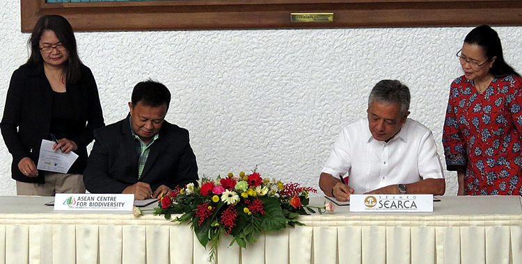 ACB Executive Director Atty. Roberto V. Oliva (second from left) and SEARCA Director Dr. Gil C. Saguiguit, Jr. signing the Memorandum of Understanding for Institutional Cooperation between ACB and SEARCA. Witnessing were Dr. Bessie M. Burgos, SEARCA Program Head Research and Development (rightmost) and Dr. Clarissa C. Arida (leftmost), ACB Director for Programme Development and Implementation.