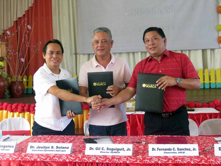Dr. Neil G. Angeles, Assistant Schools Division Superintendent of Laguna (left), Dr. Gil C. Saguiguit, Jr., SEARCA Director (center) and Dr. Fernando C. Sanchez, Jr., UPLB Chancellor (right) showing the signed tripartite Memorandum of Agreement, which signaled the culmination of the Project Phase II.