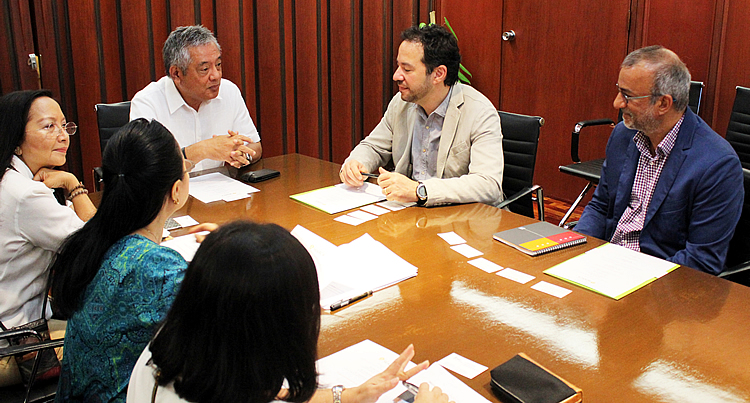 Dr. Gil C. Saguiguit, Jr., SEARCA Director, apprises Mr. Omer Zafar (rightmost), Country Programme Manager, Asia Pacific Region (APR), and Mr. Tawfiq El-Zabri (second from right), APR Programme Officer, both of the International Fund for Agricultural Development (IFAD), on the Center’s programs and activities during their visit on 5 May 2016. Also present at the meeting were (from bottom) Dr. Maria Cristeta N. Cuaresma, Dr. Bessie M. Burgos, and Dr. Maria Celeste H. Cadiz, SEARCA’s Program Heads for Graduate Education and Institutional Development, Research and Development, and Knowledge Management, respectively.