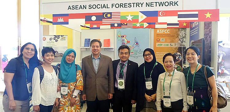 Representatives of the ASFN partners visited the Network’s exhibit area before the formal opening program of the APFW 2016. From left to right: Alfi Syakila, ASFN Secretariat; Mary Ann Batas, SEARCA; Sagita Arhidani, ASFN Secretariat; Dr. Ujjwal P. Pradhan, ICRAF; Dian Sukmajaya, ASEAN Secretariat; Ria Susilawati, ASFN Secretariat; Amy M. Lecciones, SEARCA; and Femy Pinto, NTFP-EP. Photo courtesy of the ASFN Secretariat
