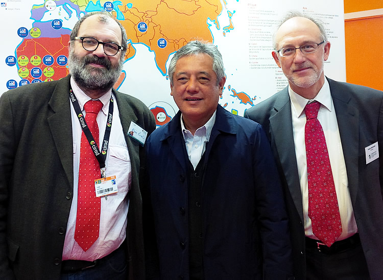 SEARCA Director Dr. Gil C. Saguiguit, Jr. (center) is flanked by IAVFF-Agreenium Director Dr. Claude Bernhard on his left and Dr. Alain Rival of CIRAD at the Paris International Agricultural Fair on 3 March 2016.