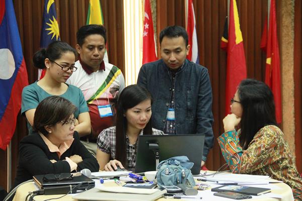 Participants from Victoria, Or. Mindoro; Romblon State University; and SEARCA R&D Department discuss with UPLB CDC Assistant Professor Aldo Gavril T. Lim, resource person, how to tell their story via social media.