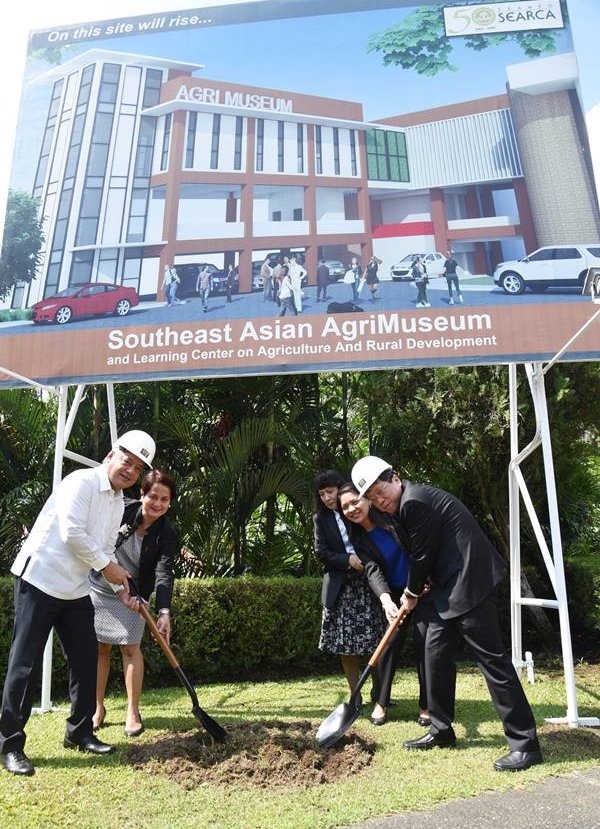 Thai Education Minister Teerakiat Jareonsettasin (right), concurrent president of the Southeast Asian Ministers of Education Organization (SEAMEO) Council, and Dr. Gil C. Saguiguit Jr., SEARCA Director, lead the groundbreaking of the Southeast Asian AgriMuseum and Learning Center on Agricultural and Rural Development on 19 April 2017