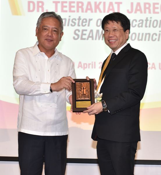 Dr. Gil C. Saguiguit, Jr. presents a miniature replica of the SEARCA Growth Monument to Minister Teerakiat Jareonsettasin as a token of the Center’s appreciation.