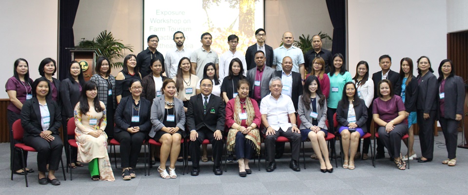 Dr. Gil C. Saguiguit, Jr., SEARCA Director, (front row, fourth from right) with farm tourism resource persons Dr. Mina T. Gabor, ISST President and Dr. Weerapon Thongma, Vice President of Maejo University, Chiang Mai, Thailand, to his right; other resource persons, participants, workshop management team; and SEARCA officials.