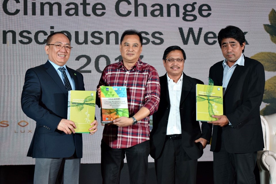 From left: Secretary Emmanuel De Guzman and Commissioner Noel Gaerlan of the Climate Change Commission (CCC); Dr. Lope Santos III, Unit Head of Project Development and Technical Services (PDTS); and Mr. Alexis Lapiz of CCC during the Launching of Communities of Resilience (CORE) Learning Modules on 22 November 2017 at Sofitel Hotel, Manila.