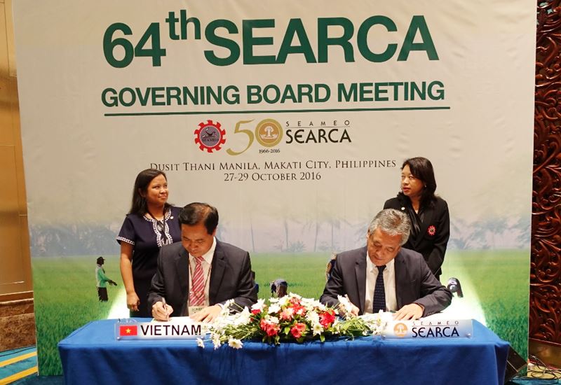 Dr. Gil C. Saguiguit, Jr., SEARCA Director, (front right) and Dr. Tran Van Dien, Rector of Thai Nguyen University of Agriculture and Forestry (TUAF), Vietnam (front left), signed a Memorandum of Understanding for Institutional Cooperation. Witnesses of the MOU signing were Dr. Tinsiri Siribodhi, Deputy Director for Administration and Communication of the Southeast Asian Ministers of Education Organization Secretariat (SEAMES) (behind left), and Dr. Maria Cristeta N. Cuaresma, Program Head of SEARCA’s Graduate Education and Institutional Development Department (GEIDD).