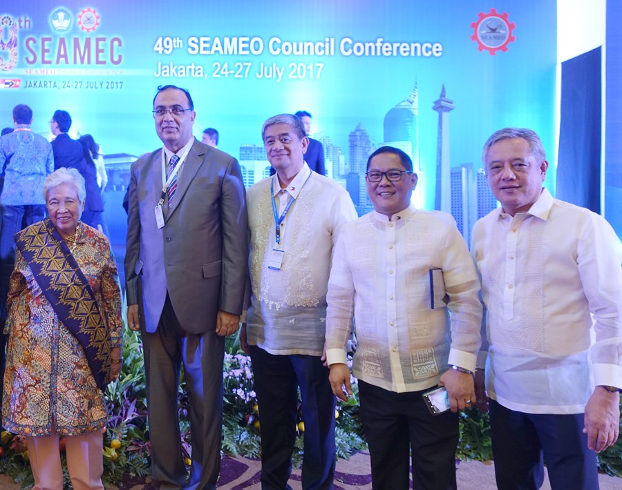 Dr. Saguiguit (rightmost) with Philippine Education Secretary Leonor M. Briones (leftmost), Undersecretary Jesus Lorenzo R. Mateo (second from right) and Undersecretary Atty. Alberto T. Muyot (center) of the Philippine Department of Education (DepEd), and Dr. Shahbaz Khan (second from left), Director of UNESCO Regional Science Bureau for Asia and the Pacific-Jakarta, after the awards ceremony.