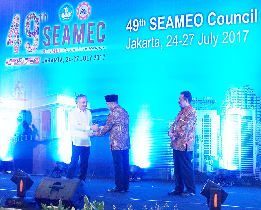 Dr. Gil C. Saguiguit, Jr. (left), SEARCA Director, receives the SEAMEO Service Award from Indonesian Education Minister Muhadjir Effendy, who is the concurrent President of the SEAMEO Council.