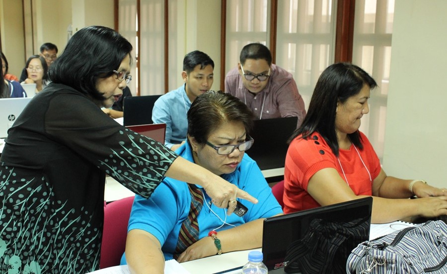 Dr. Aragon and Prof. Bates M. Bathan assist the training participants during an exercise on Cost and Return Analysis.