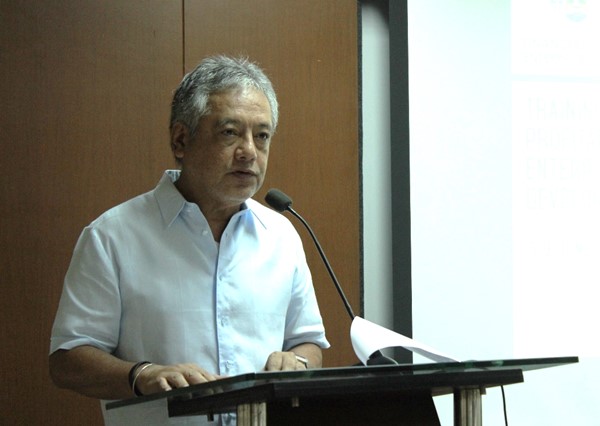 Dr. Gil C. Saguiguit, Jr., SEARCA Director, gives his welcome remarks.