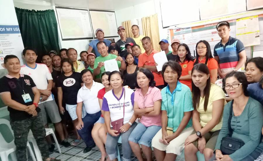 Mr. Judith Castres (first row, leftmost), Executive Assistant at the Office of the Mayor of Boston; Mr. Alexis Lapiz (first row, second from left), International Research Specialist and Ecotown Coordinator of CCC; and Mr. Lope B. Santos III (first row, leftmost, seated), Program Specialist of SEARCA pose with community representatives and LGU staff who will provide support to the waterways clearing operations.