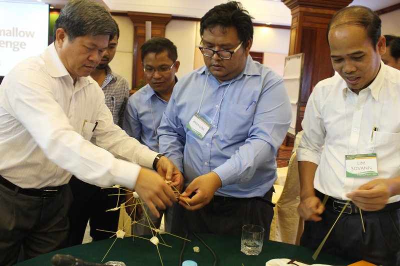 Dr. Ngo Bunthan, RUA Rector and SEARCA Governing Board member, assists one group in a simulation exercise.
