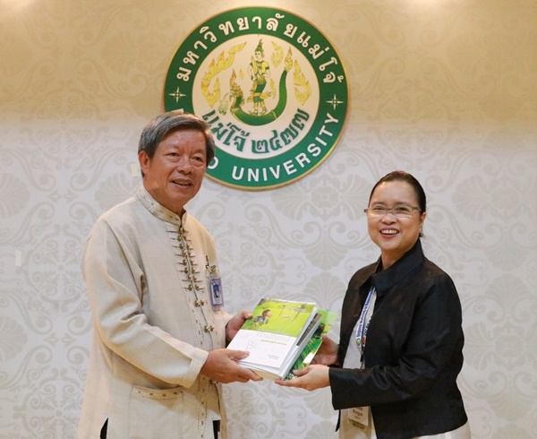 Dr. Bessie M. Burgos, SEARCA's Program Head for Research and Development, presents token to the President of Maejo University Dr. Chamnian Yosraj.