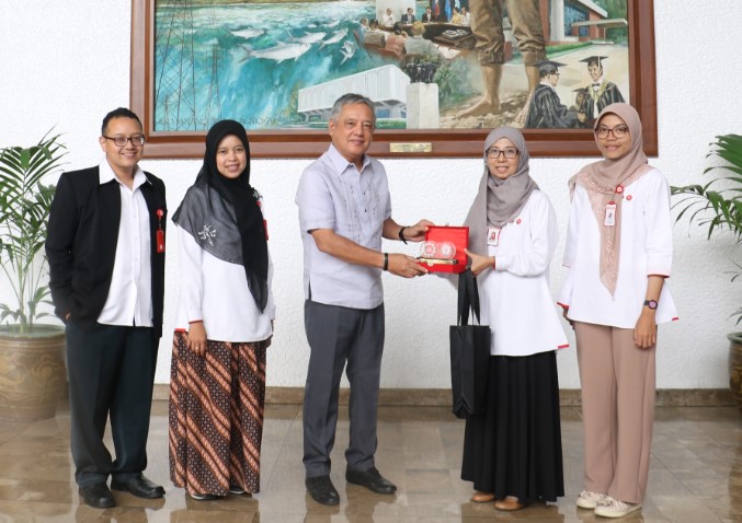 Dr. Gil C. Saguiguit, Jr. (center), SEARCA Director, receives a token of appreciation from the SEAMEO RECFON delegation presented by Ms. Kusyanti Febriani Hapsari, Manager of Finance of Accounting (second from right). Also in the photo are the rest of the RECFON contingent, namely: Dr. Dwi Nastiti Iswarawanti, Manager of Training (second from left); Mr. Mochammad Perbowo, Manager of Human Resources and General Affairs (leftmost); and Ms. Evi Ermayani, Partnership Officer (rightmost).