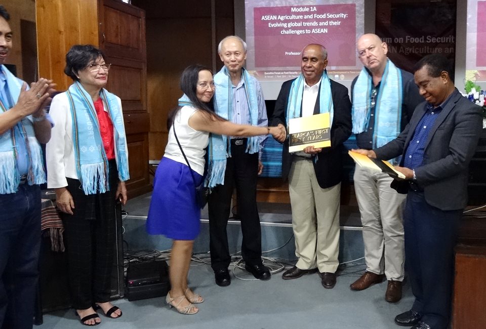 Dr. Maria Celeste H. Cadiz, SEARCA Program Head for Knowledge Management, gives SEARCA's token of appreciation to H. E. Estanislau Aleixo da Silva, Timor-Leste's Minister of Agriculture and Fisheries.