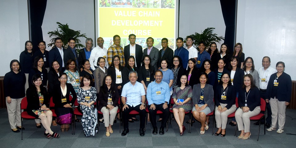 The VCD course participants with resource persons/facilitators, SEARCA officials, and training management team