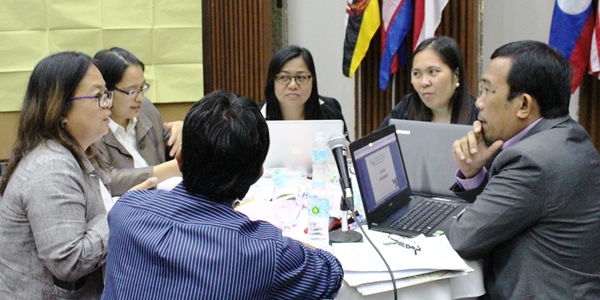 Participants from the Philippines discuss how to approach the value chain for cacao