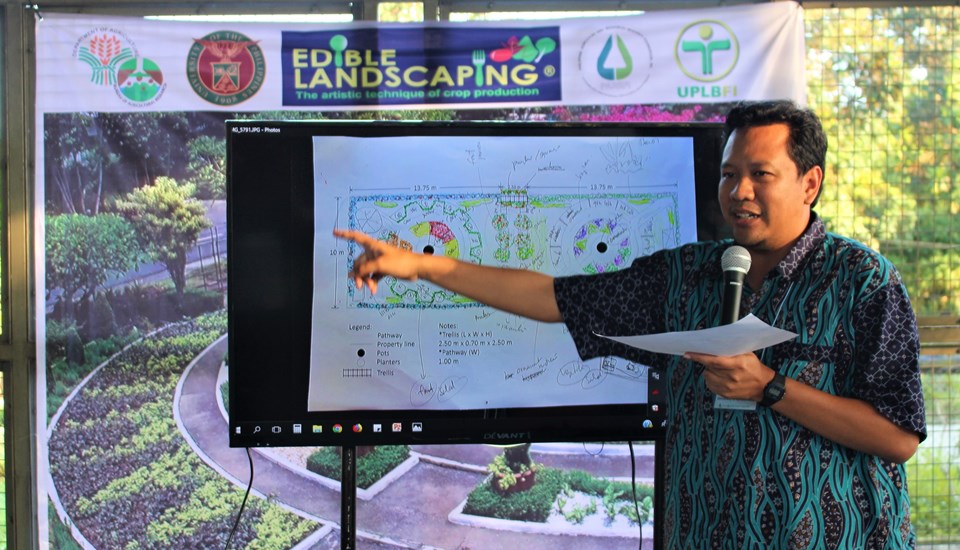 Dr. Awang Maharijaya from the Department of Agronomy and Horticulture, Faculty of Agriculture of the Institut Pertanian Bogor in Indonesia, presenting his group's garden design plan.