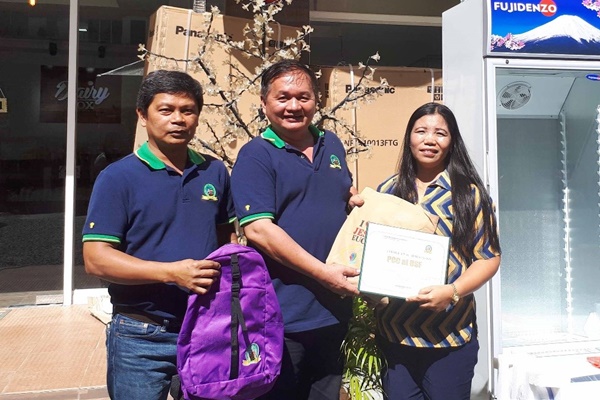 From left: LAMAC MPC officials Mr. Richard Obaner, Vice-Chair, and Mr. Delfin Tuguib, Chair, award the Certificate of Appreciation for the Provision of Equipment to The Dairy Box- Cebu to Ms. Guillerma Abay-abay, PCC USF CBED Coordinator.