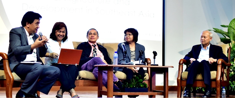 Session 5 was about arriving at an integrated agenda for Agriculture and Development in Southeast Asia, where Dr. Cielito F. Habito, Forum Technical Adviser, set the tone and Dr. Doris Capistrano (2nd from left), Dr. Karen Eloisa T. Barroga (2nd from right), Dr. Paul P.S. Teng (leftmost), and Mr. Tomas A. Cabuenos, Jr. (center) respectively presented their syntheses of Sessions 1-4 before Dr. Habito attempted an overall synthesis.