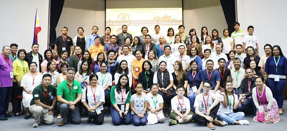 Senator Villar poses with the conference participants and organizers.