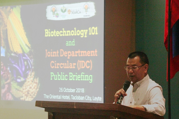 Governor Leopoldo Dominico Petilla welcomes speakers and participants to the Biotech 101 and Joint Department Circular (JDC) Public Briefing held at the Oriental Hotel in Tacloban City on October 26, 2018.