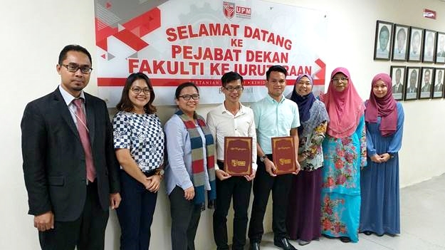 Mr. Truong Hong Vu Tuan Kiet (center) and  Mr. Philip Donald Sanchez (fourth from right), both new SEARCA-UPM scholars, hold their scholarship certificates after the handover ceremony on 7 November 2018. With them are (from left) Mr. Saiful Azlin Maskan of UPM, Ms. Mary Grace A. Aquino, Dr. Maria Cristeta N. Cuaresma, and (from right) Dr. Norhashila Binti Hashim, Dr. Nor Azowa Ibrahim, and Dr. Nor Kamariah Noordin, all of UPM.