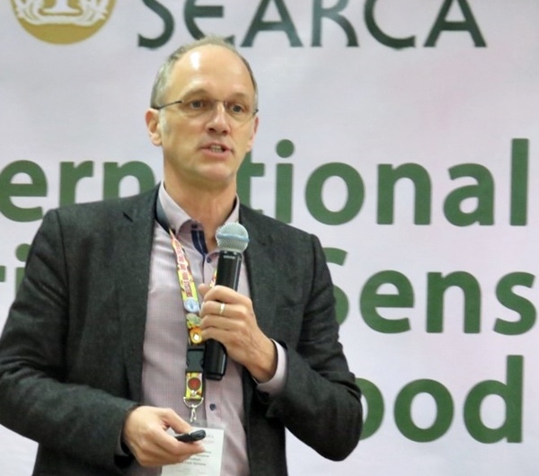 Dr. Marco Wopereis presenting his paper on 'Mobilizing the Nutritional Power of Vegetables.'