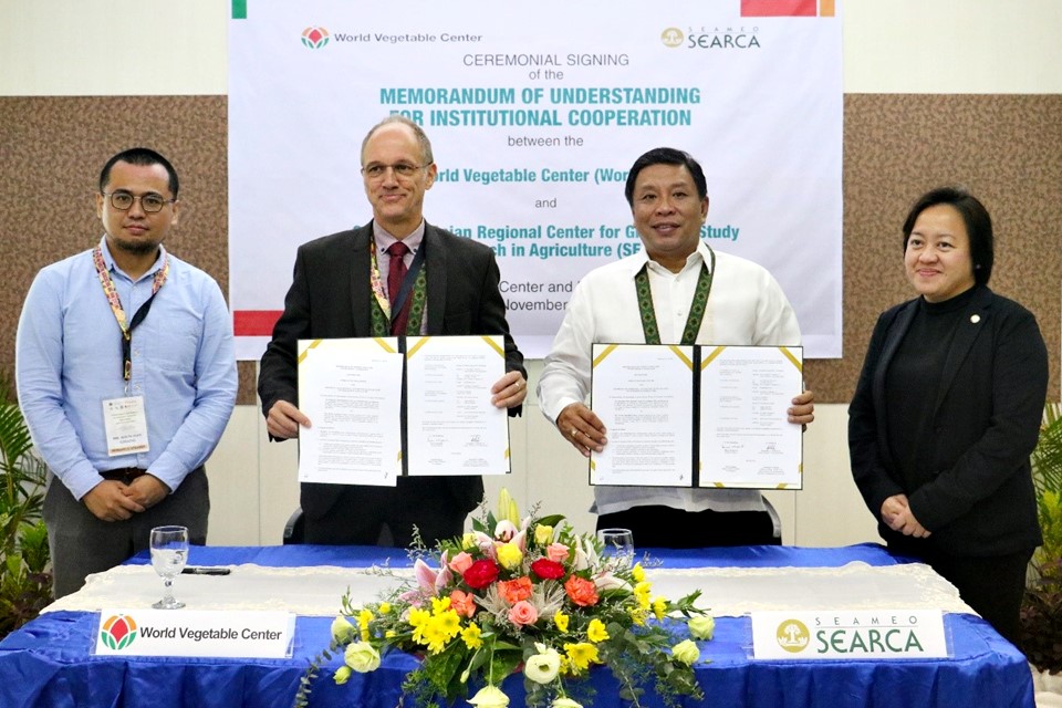 The memorandum of understanding for institutional cooperation between the Southeast Asian Regional Center for Graduate Study and Research in Agriculture (SEARCA) and World Vegetable Center (WorldVeg) was signed by Dr. Fernando C. Sanchez, Jr. (second from right) on behalf of SEARCA as Chair of its Governing Board and Dr. Marco Wopereis (second from left), Director General of WorldVeg. Behind them to witness the signing were Ms. Adoracion T. Robles (right), Officer-in-Charge of the SEARCA Office of Deputy Director for Administration, and Mr. Shun-Nan Chiang, SEARCA Visiting Research Fellow.