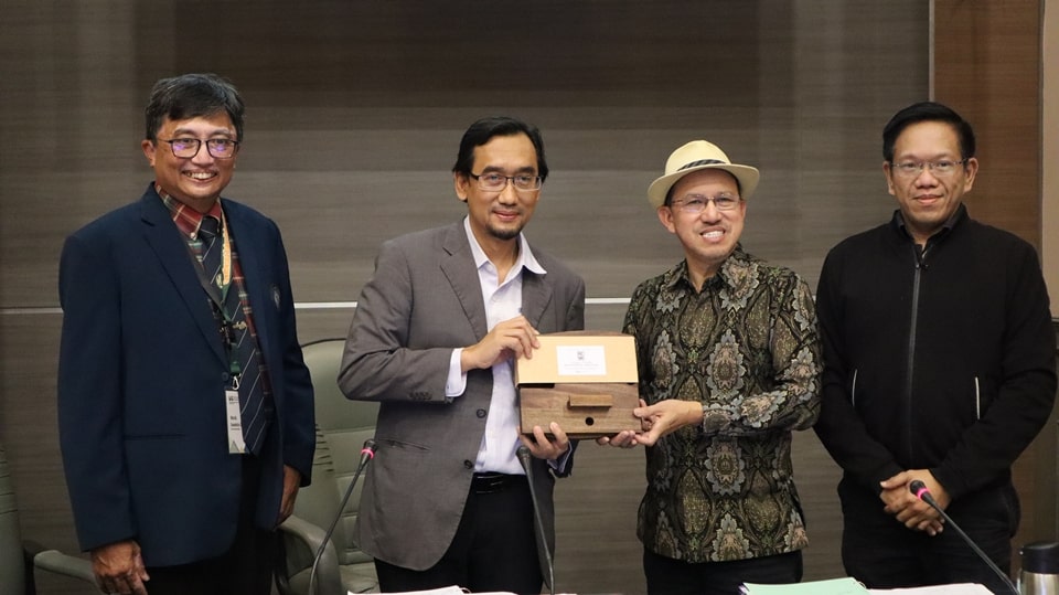 (L-R) Dr. Ir. Moch. Sasmito Djati, Vice Rector IV Planning and Cooperation, UB; Prof. Dr. Widodo, Rector, UB; Dr. Glenn B. Gregorio, SEARCA Director and Head, UC Secretariat; Assoc. Prof. Joselito G. Florendo, Deputy Director for Administration of SEARCA.