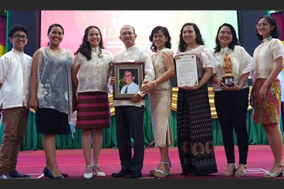 SEARCA Director&#039;s family feted with Multi-Generation UPLB Alumni Award
