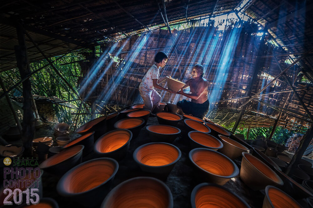 PEOPLE'S CHOICE: Zay Yar Lin (Yangon, Myanmar) [br] Preparing to bake pots in Twantae, Irrawaddy Division.